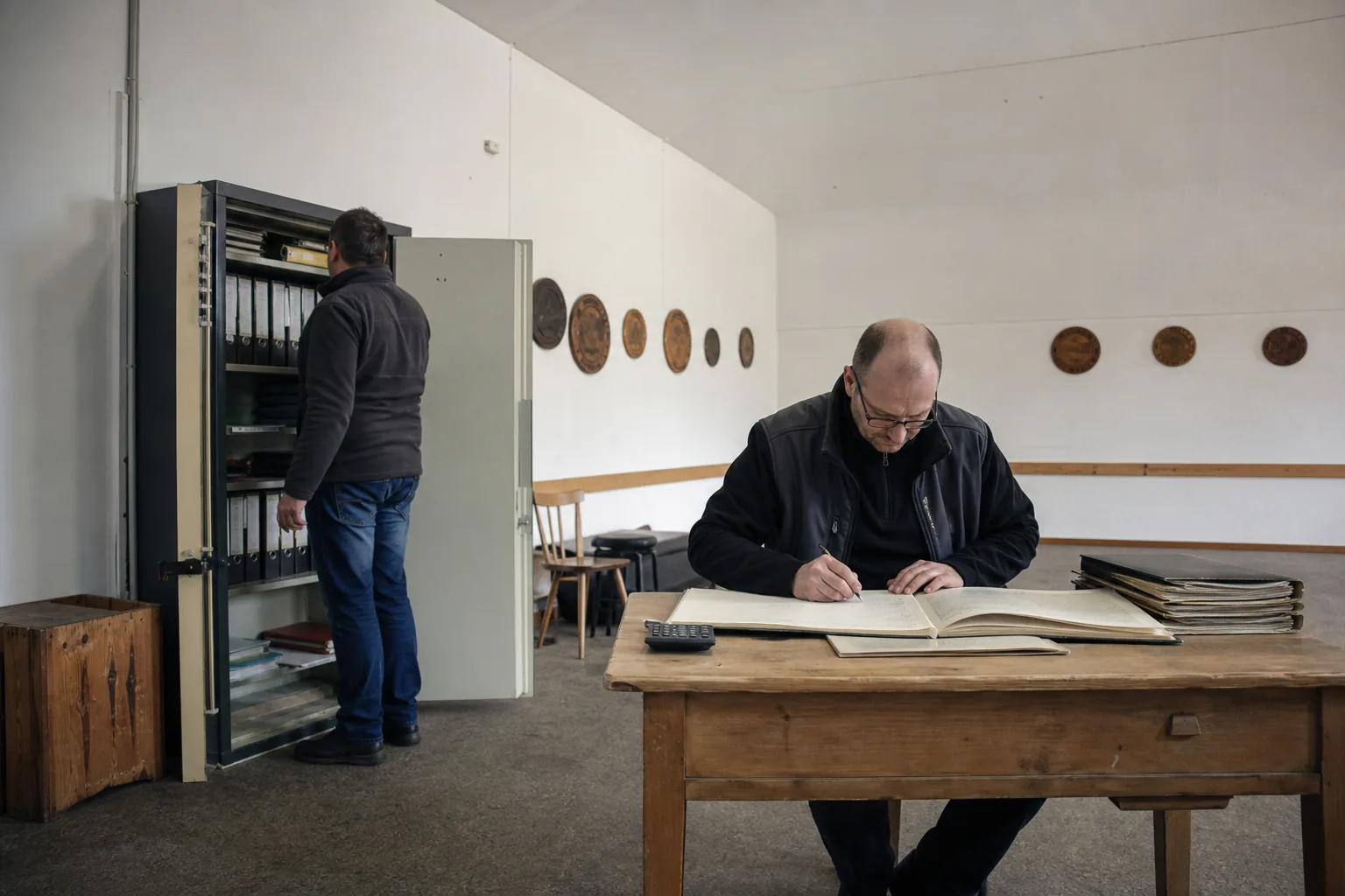 Papierstandbücher, Ordner und Taschenrechner in der Vereinsverwaltung
