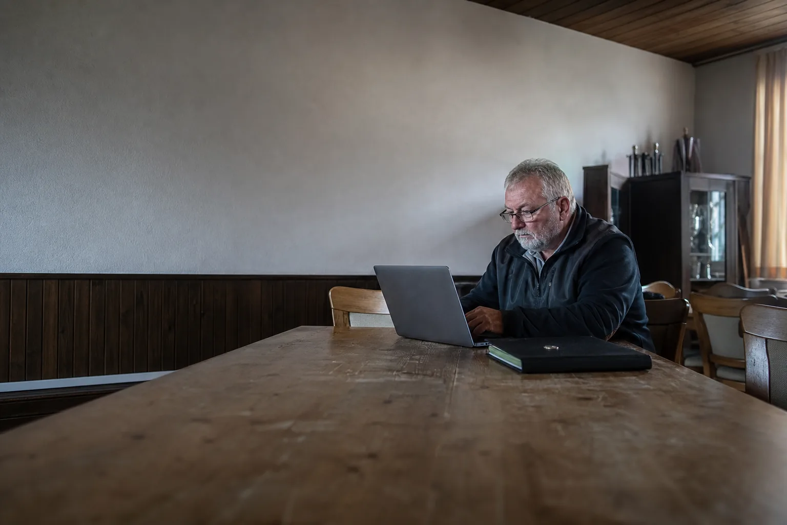 Standaufsicht prüft nach dem Schießbetrieb digitale Schießtermine am Laptop